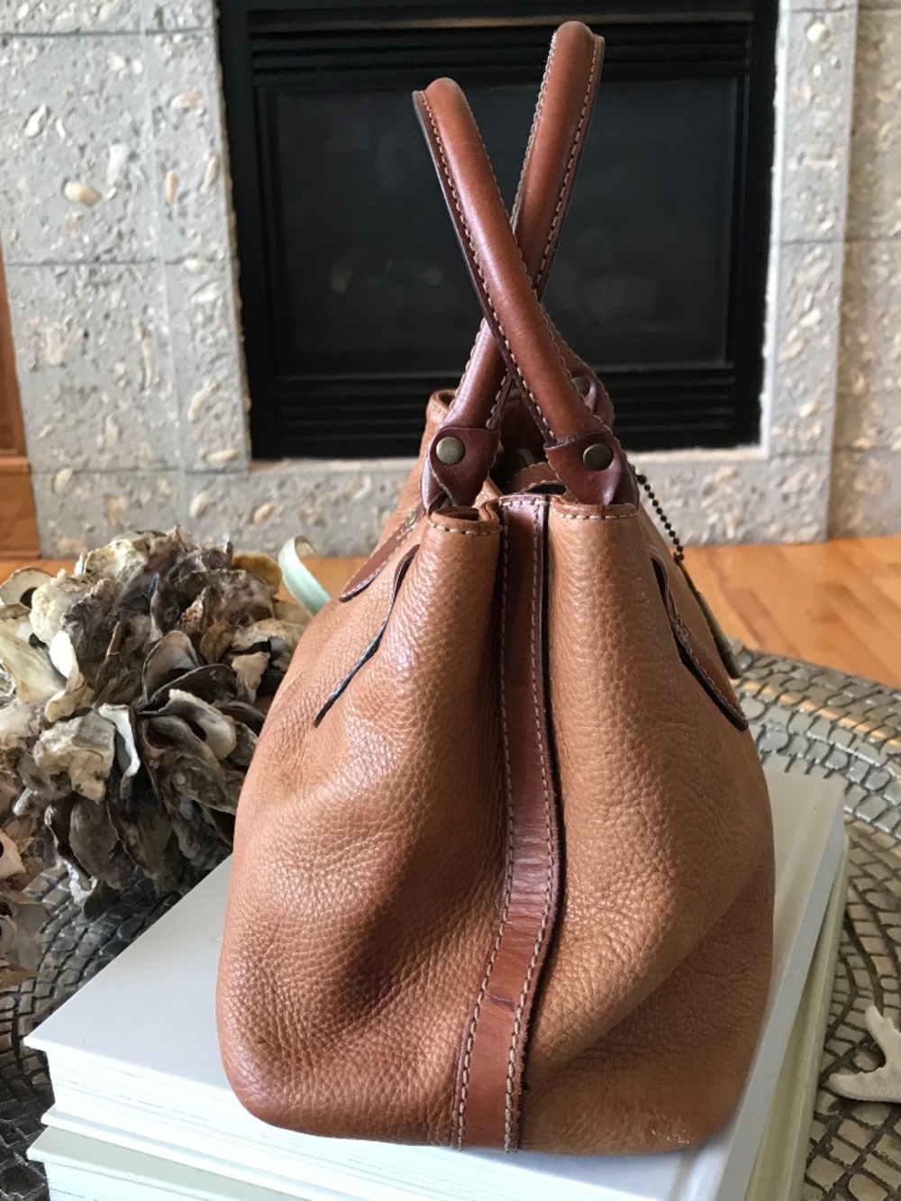 BOHO-CHIC FOSSIL RETRO SMALL LEATHER TOTE WITH ICONIC BRASS KEY CHARM - Picture 5 of 16